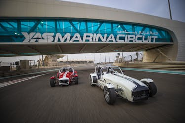 Guida la Caterham 7 nel circuito di Yas Marina di Abu Dhabi